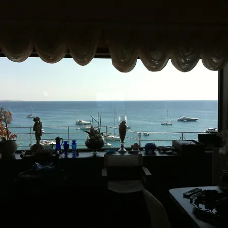 Couette-café Palace Vista Mare 3*